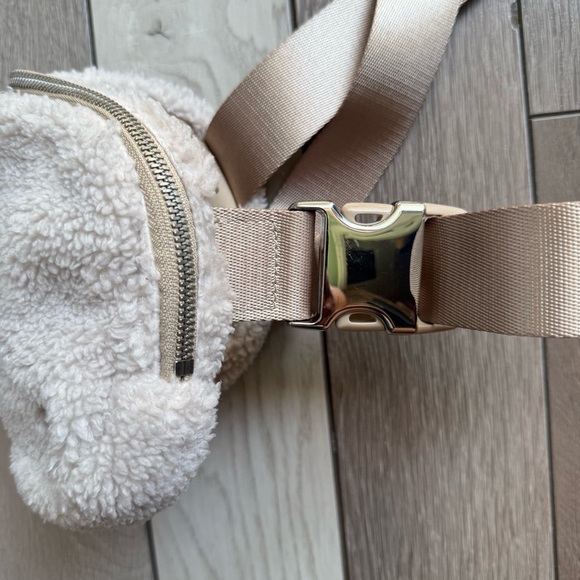 Lululemon Athletica Cream Cosmetic Bag for Elegant Storage - Picture 4 of 5